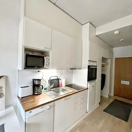 Kotimaailma - Valoisa Yksioe - Laehellae Junaa & Lentoasemaa * Βάνταα