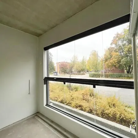 Kotimaailma - Valoisa Yksioe - Laehellae Junaa & Lentoasemaa * Βάνταα