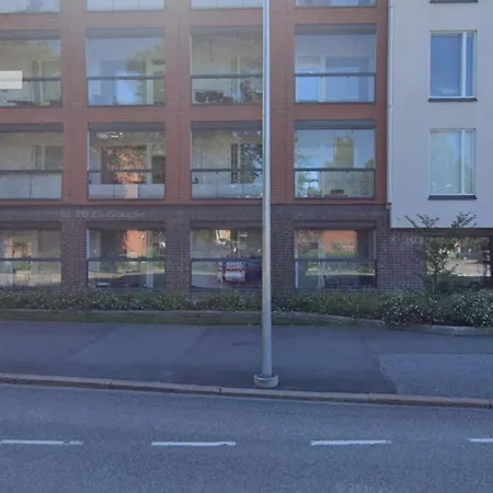 Kotimaailma - Valoisa Yksioe - Laehellae Junaa & Lentoasemaa