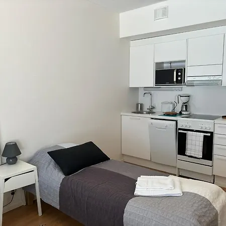 Kotimaailma - Valoisa Yksioe - Laehellae Junaa & Lentoasemaa