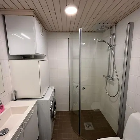 Kotimaailma - Valoisa Yksioe - Laehellae Junaa & Lentoasemaa *