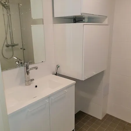 Kotimaailma - Valoisa Yksioe - Laehellae Junaa & Lentoasemaa * Βάνταα