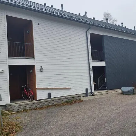 Kotimaailma - Valoisa Yksioe - Laehellae Junaa & Lentoasemaa