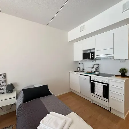 Kotimaailma - Valoisa Yksioe - Laehellae Junaa & Lentoasemaa * Βάνταα