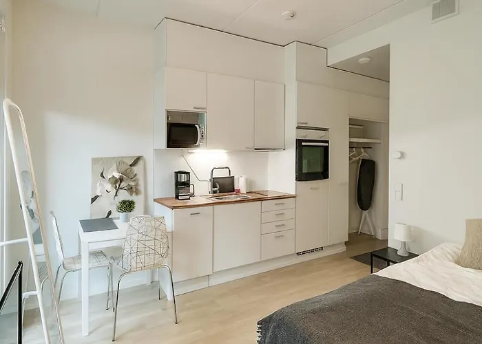 Kotimaailma - Valoisa Yksioe - Laehellae Junaa & Lentoasemaa شقة