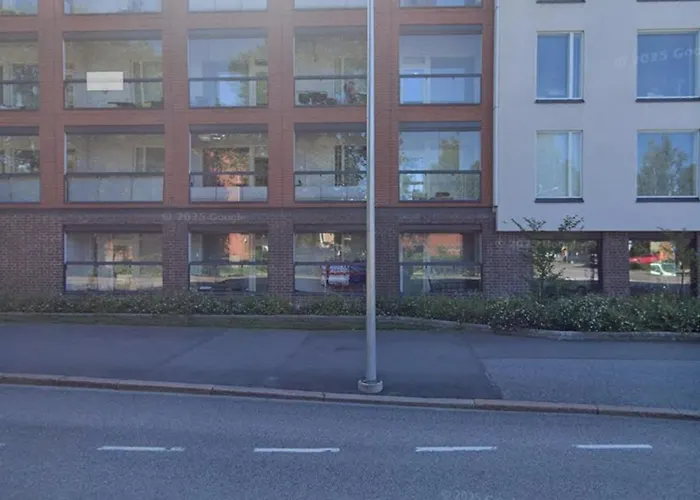 Kotimaailma - Valoisa Yksioe - Laehellae Junaa & Lentoasemaa