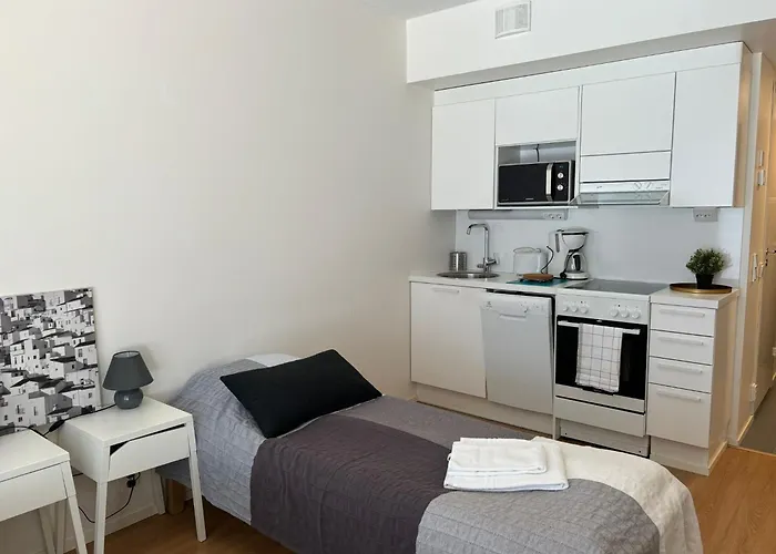 Kotimaailma - Valoisa Yksioe - Laehellae Junaa & Lentoasemaa