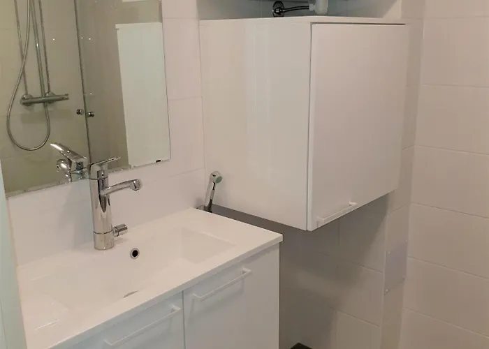 Kotimaailma - Valoisa Yksioe - Laehellae Junaa & Lentoasemaa * فانتا