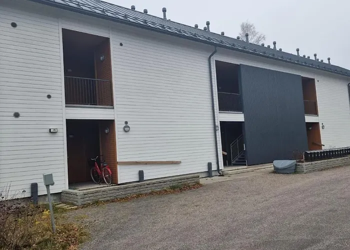 Kotimaailma - Valoisa Yksioe - Laehellae Junaa & Lentoasemaa